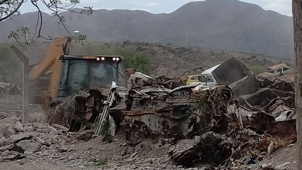 Máquinas realizando tareas de limpieza en la playa San Agustín. Máquinas realizando tareas de limpieza en la playa San Agustín.