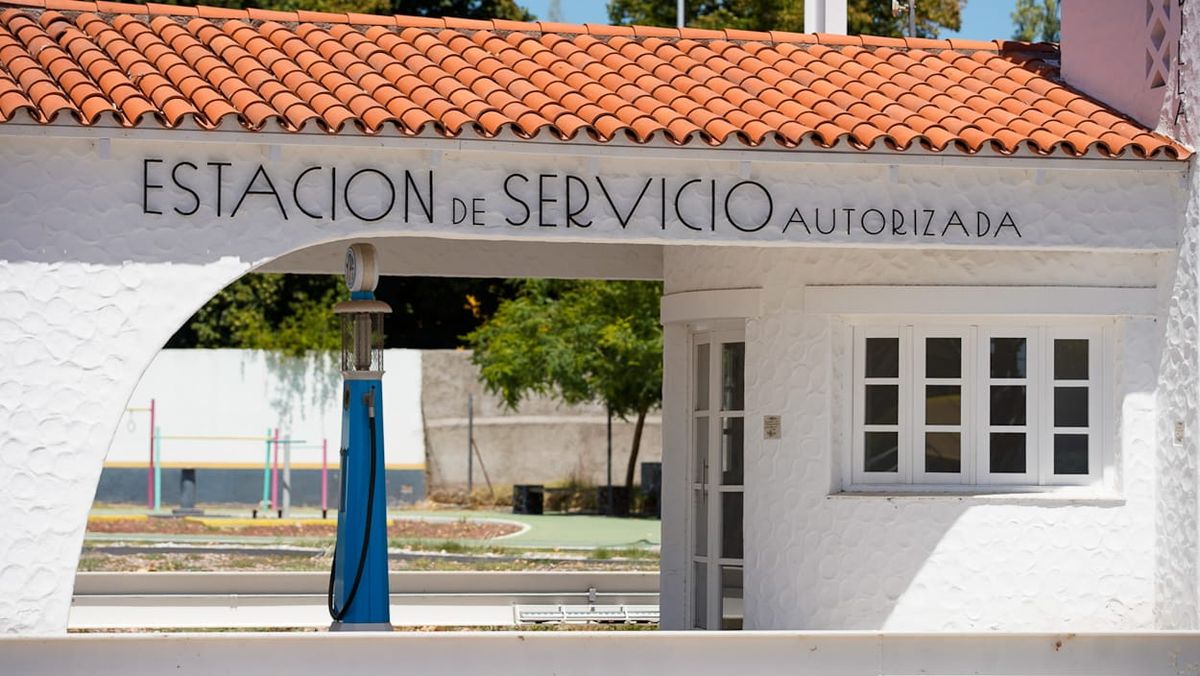 La arquitectura conserva las paredes blancas, las tejas españolas y la bomba de expendio de nafta de la época. La arquitectura conserva las paredes blancas, las tejas españolas y la bomba de expendio de nafta de la época.