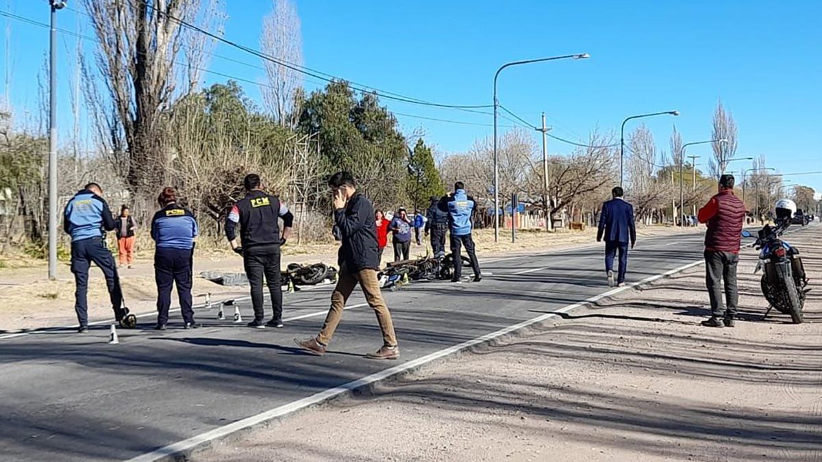 El violento impacto ocurrido el viernes último en San Rafael fue de semejante violencia, que en el lugar murió un motociclista de 60 años.
