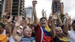 Quiénes son los que están detrás de los que se disputan el poder en Venezuela