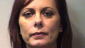 Una tía hot fue detenida por tener sexo con su sobrino 