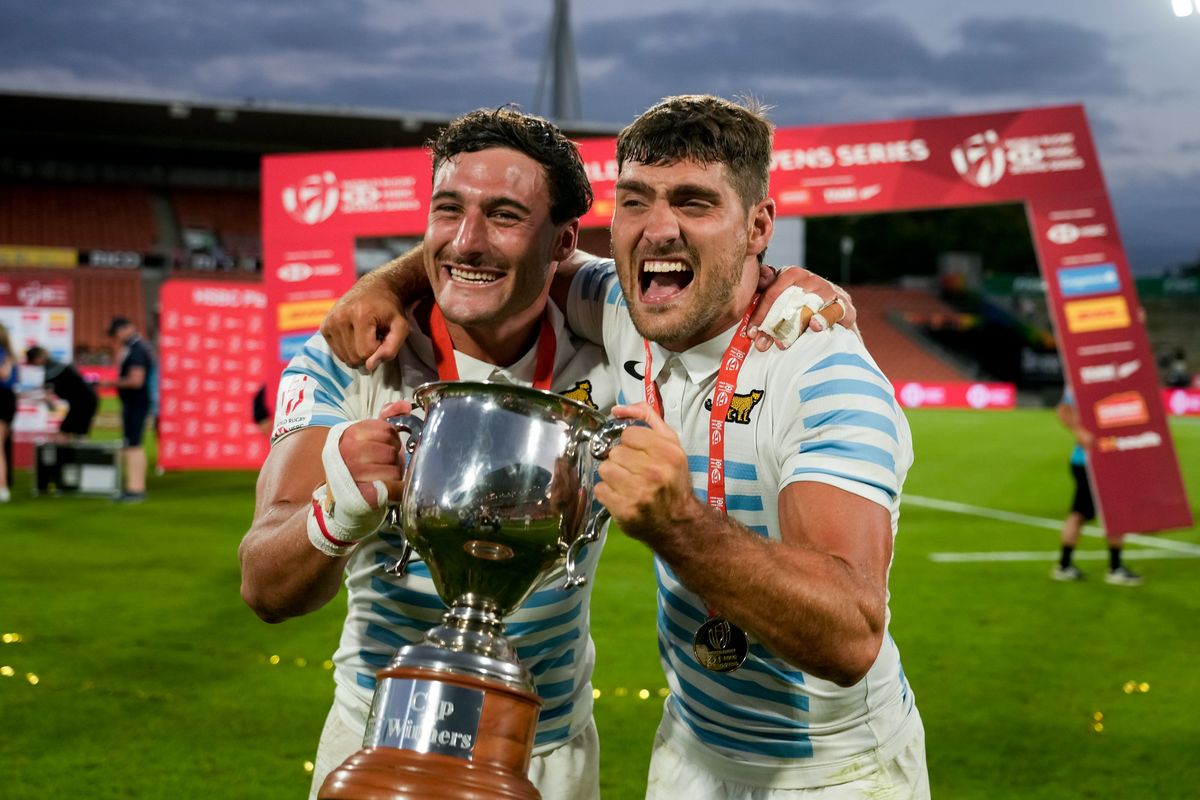 Rodrigo Isgró, MVP de la final, y Santiago Álvarez Fourcade, con la copa obtenida por Los Pumas 7s