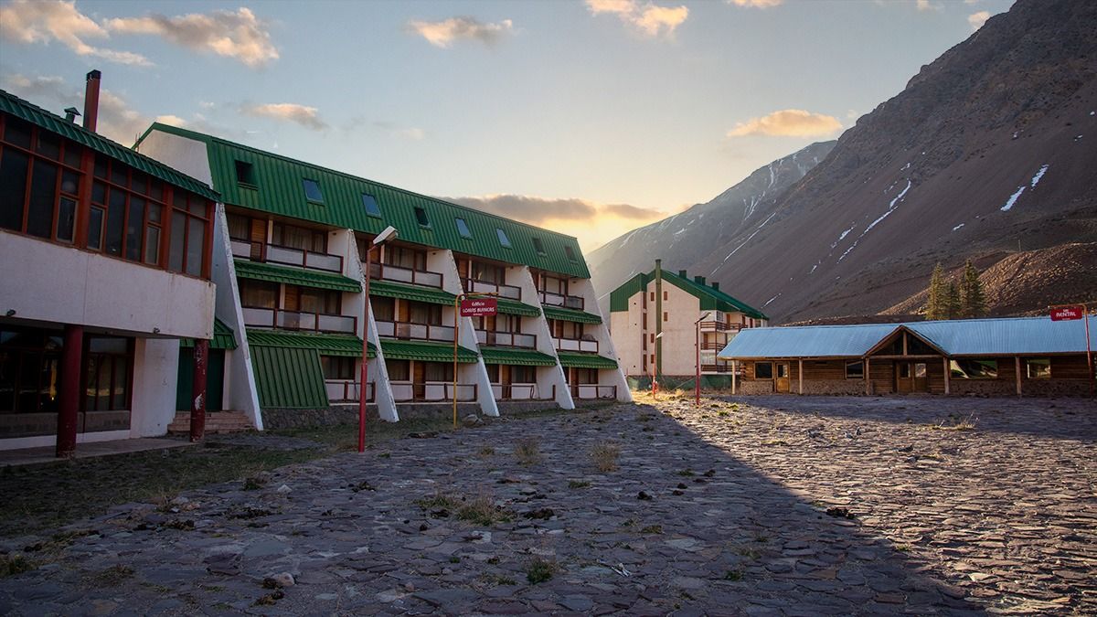El Gobierno pretende reflotar el centro de esquí Penitentes que hoy está abandonado.