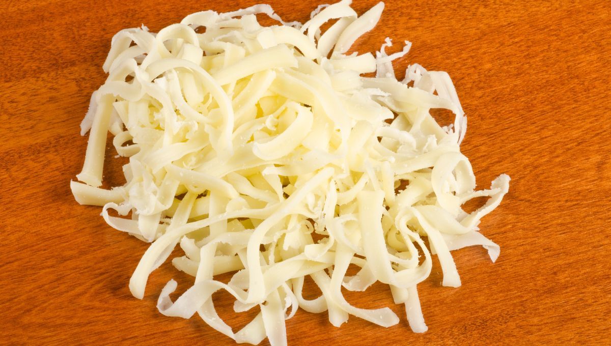 El queso rallado suele quedar atorado en el rallador. El queso rallado suele quedar atorado en el rallador. 