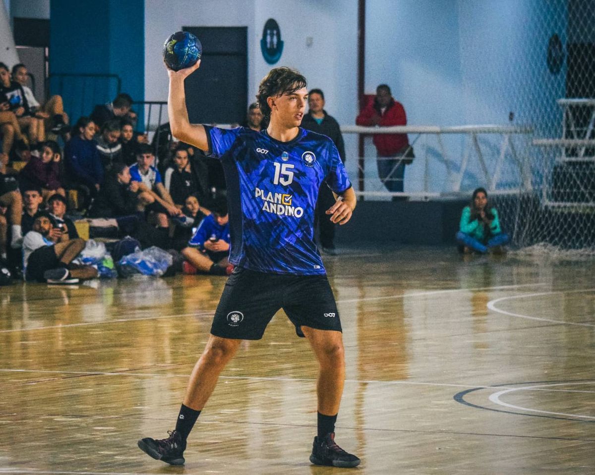 Tras más de 10 años integrando el equipo de Regatas, y de haber sido parte de la Selección mendocina, ahora Santiago juega en Italia. Tras más de 10 años integrando el equipo de Regatas, y de haber sido parte de la Selección mendocina, ahora Santiago juega en Italia.