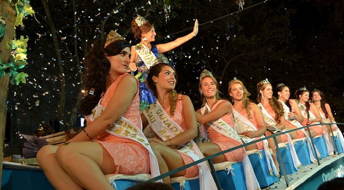 Las candidatas al cetro nacional desfilan esta noche acompañadas por su corte de reinas distritales. Las candidatas al cetro nacional desfilan esta noche acompañadas por su corte de reinas distritales.