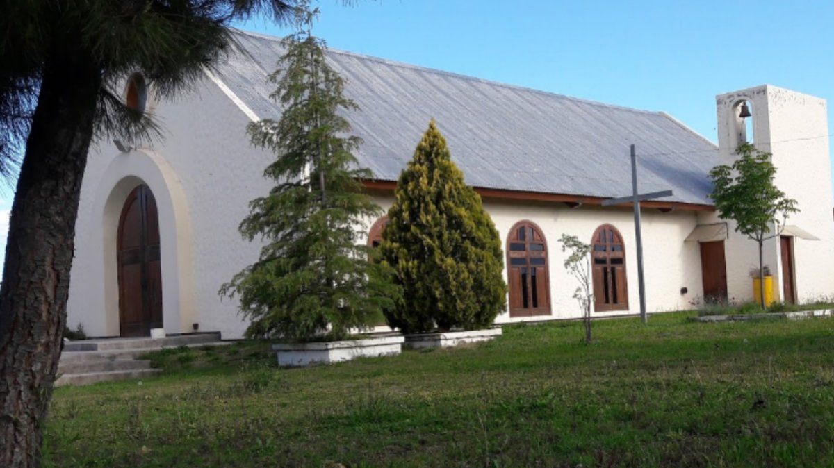 Iglesia saqueada. Esta es la capilla María Reina, de la localidad de Cordón del Plata, en Tupungato, donde este fin de semana delincuentes se llevaron las cosas de valor que encontraron en el templo, fundamentalmente los elementos de audio que se usan para dar la misa.