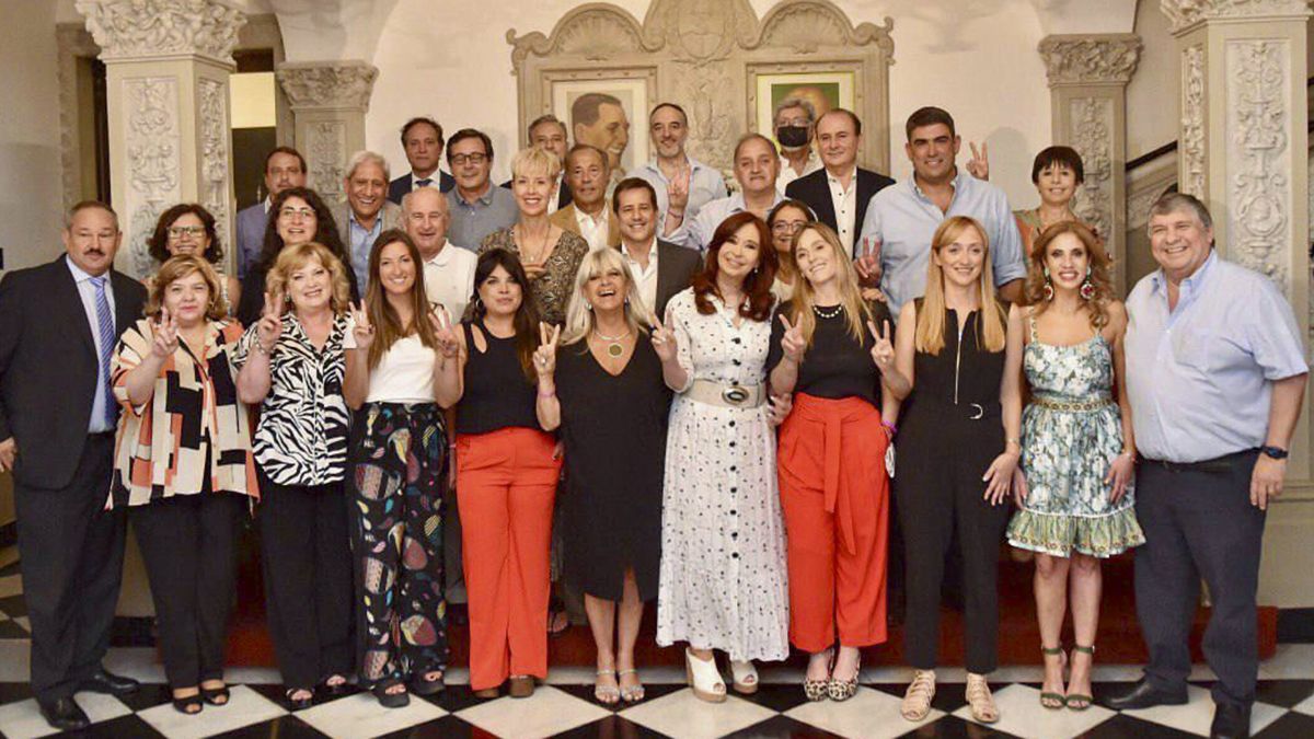 Anabel Fernández Sagasti junto a sus compañeros de bloque cenaron con la vicepresidenta Cristina Kirchner.