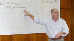 Daniel Giaquinta, docente de la UNCuyo, al frente de una capacitación en la Legislatura. Allí tenía un cargo de planta. Foto: Twitter Legislatura de Mendoza.