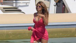 Antonela Roccuzzo mostró sus curvas y algo más en pleno verano europeo