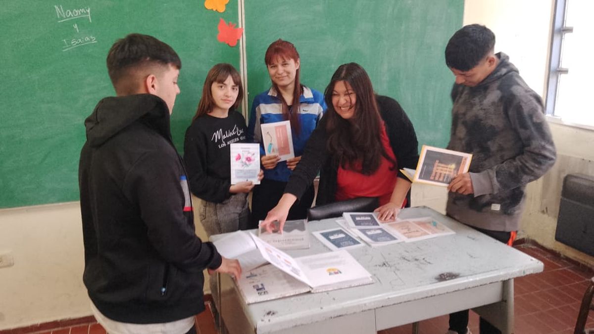 Junto a sus alumnos. Con muchos de ellos se siente reflejada. Junto a sus alumnos. Con muchos de ellos se siente reflejada.