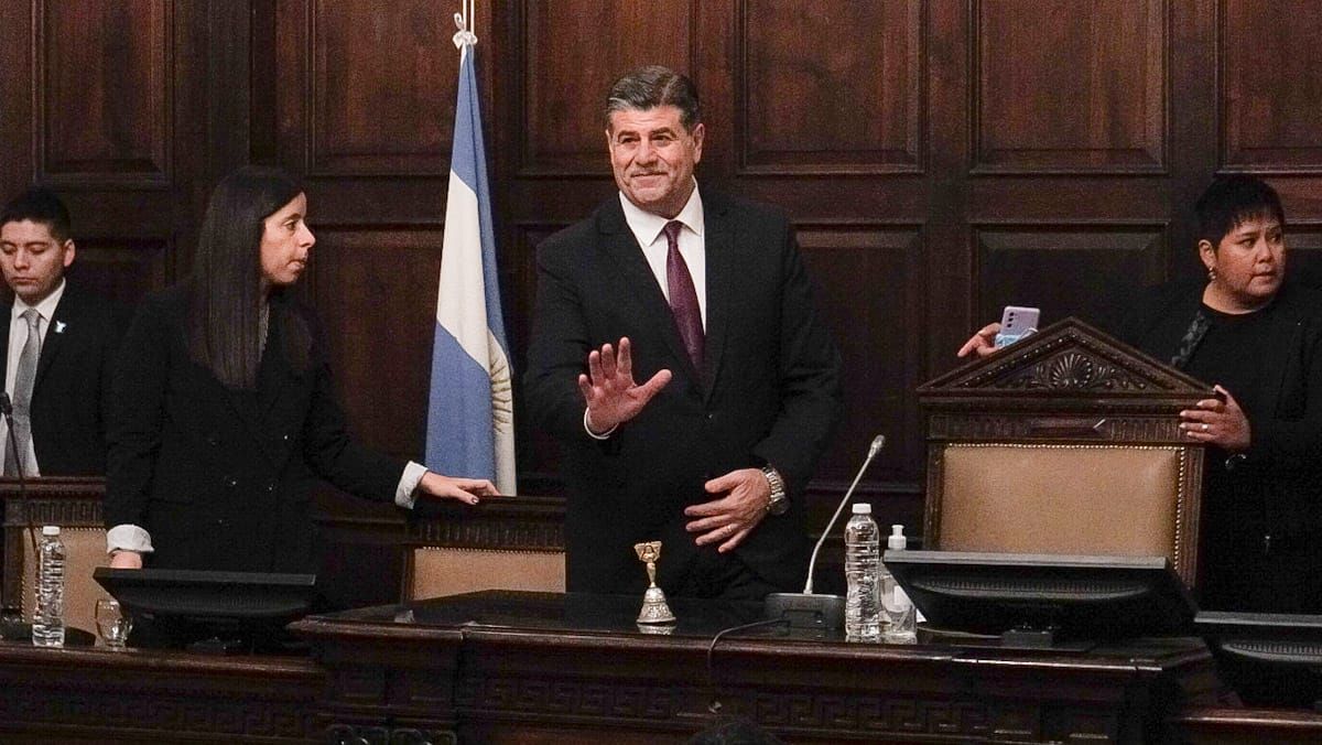 El vicegobernador Mario Abed llegó tempranito a la Legislatura a controlar y arreglar detalles de última hora.