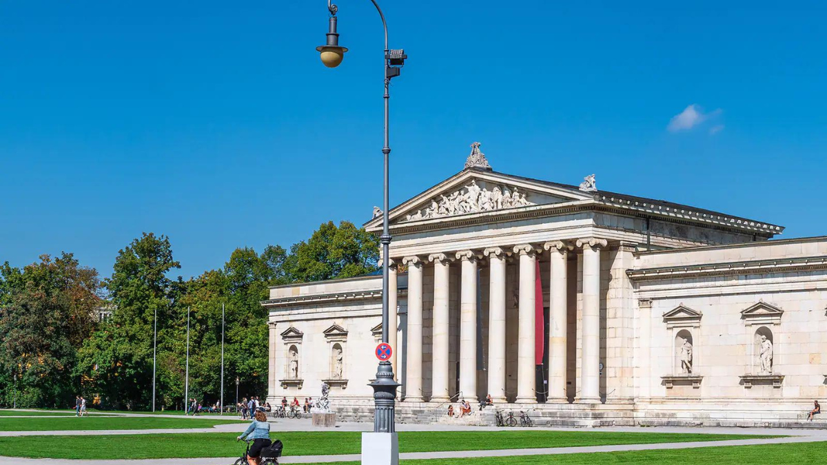 El acceso a los museos de Múnich es gratuito para los menores de 18 años durante todo el año, mientras que los adultos pagan una entrada de al menos 7 euros. El acceso a los museos de Múnich es gratuito para los menores de 18 años durante todo el año, mientras que los adultos pagan una entrada de al menos 7 euros.