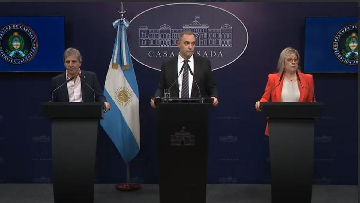 El ministro de Economía, Luis Caputo; el jefe de Gabinete, Manuel Adorni y la ministra de Seguridad, Alejandra Monteoliva.
