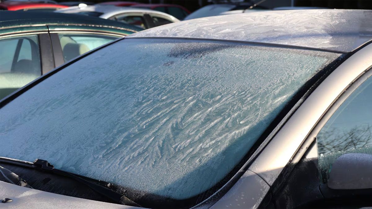 Hay que ser cauteloso para limpiar la escarcha del parabrisas del auto, para evitar posibles trizaduras.