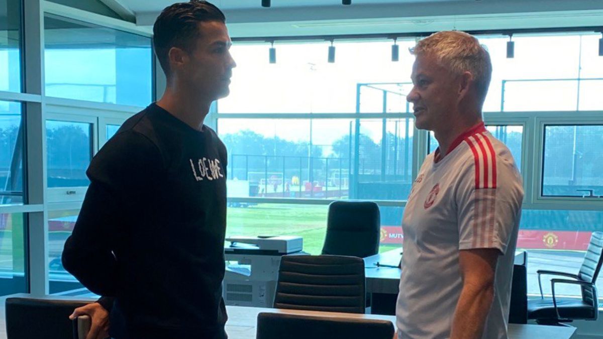 Cristiano Ronaldo habl&oacute; con Solksjaer en su primer d&iacute;a en el Manchester United.