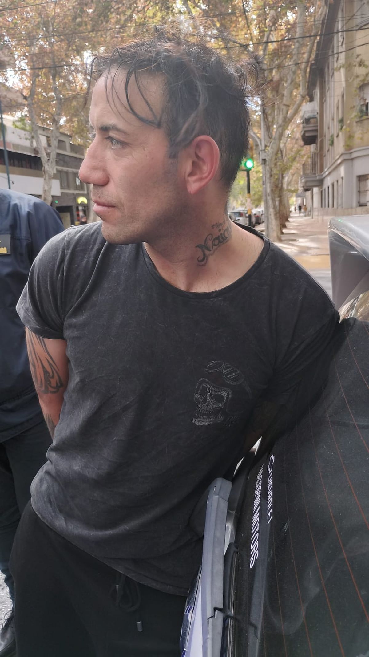 Carlos Estrada, el delincuente que asaltó el kiosco de Godoy Cruz y le dio 27 trompadas a la chica que atendía. Carlos Estrada, el delincuente que asaltó el kiosco de Godoy Cruz y le dio 27 trompadas a la chica que atendía.