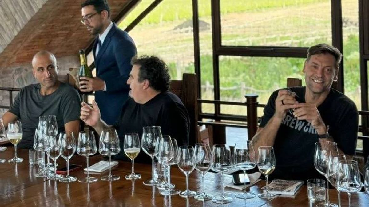 El enólogo Alejandro Vigil (centro) Manu Ginóbili y Fabricio Oberto disfrutando de una cena en Vigil El enólogo Alejandro Vigil (centro) Manu Ginóbili y Fabricio Oberto disfrutando de una cena en Vigil