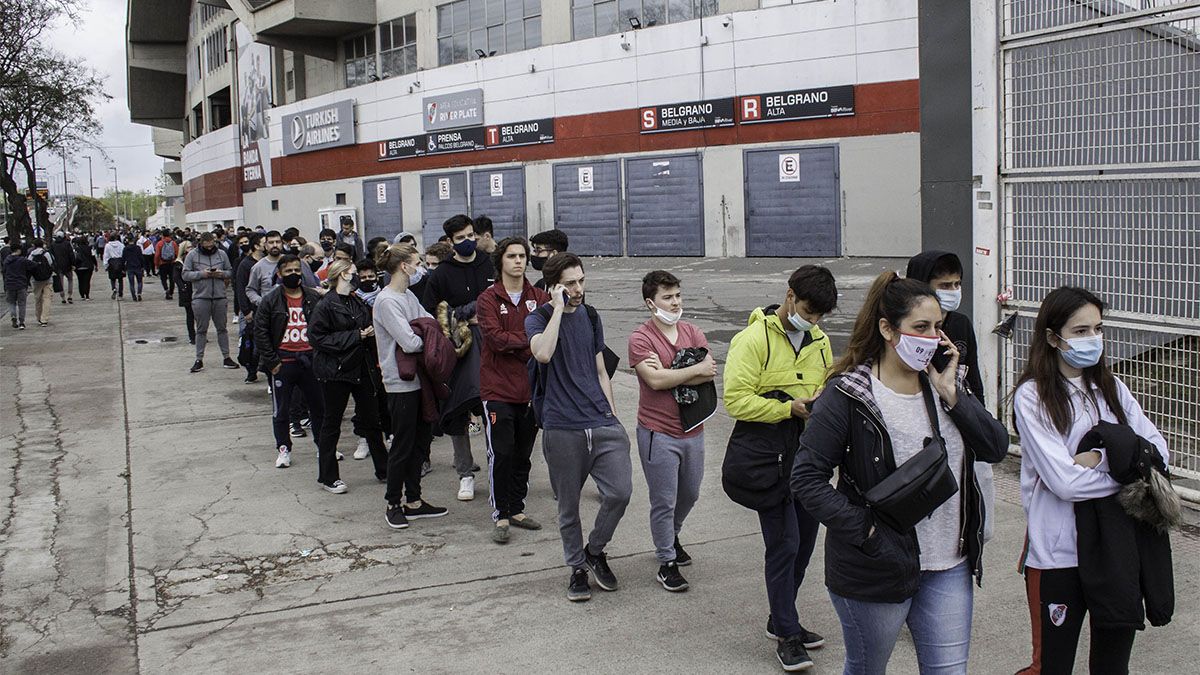 Entradas para Argentina-Perú: largas colas y quejas  