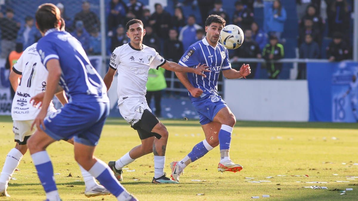 Vicente Poggi mostró un gran despliegue en Godoy Cruz y manejó los hilos del ataque tombino. Vicente Poggi mostró un gran despliegue en Godoy Cruz y manejó los hilos del ataque tombino.