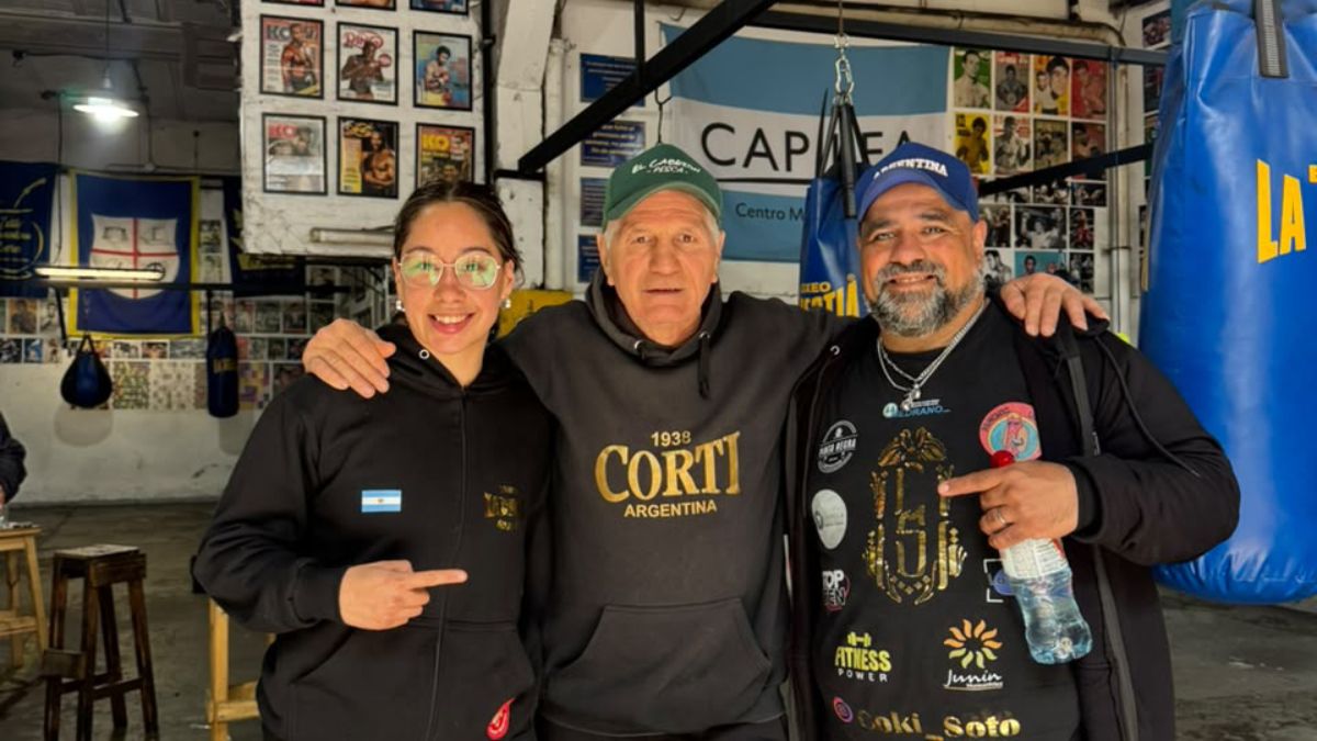 Brisa Alfonzo, el ex campeón mundial Juan Martín Látigo Coggi, y Armando Andrada en La Boca. Brisa Alfonzo, el ex campeón mundial Juan Martín Látigo Coggi, y Armando Andrada en La Boca.