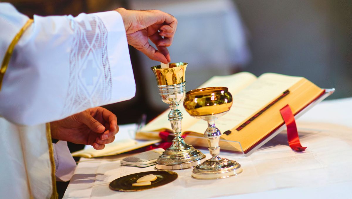 La misa es la celebración más importante de la religión. La misa es la celebración más importante de la religión.