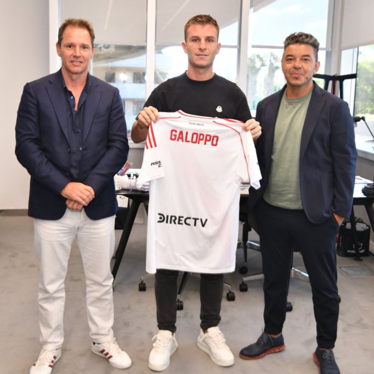 Giuliano Galoppo muestra orgullos su camiseta. Junto a él, el presidente de River, Jorge Brito, y el entrenador Marcelo Gallardo. Giuliano Galoppo muestra orgullos su camiseta. Junto a él, el presidente de River, Jorge Brito, y el entrenador Marcelo Gallardo.