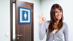 Existe un invento muy ingenioso para evitar que las mujeres deban sentarse en el inodoro de un baño público.