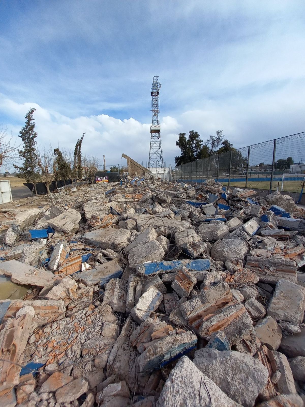 La tribuna este que ya no está. Muchos hinchas se llevaron trozos de cemento como recuerdo.