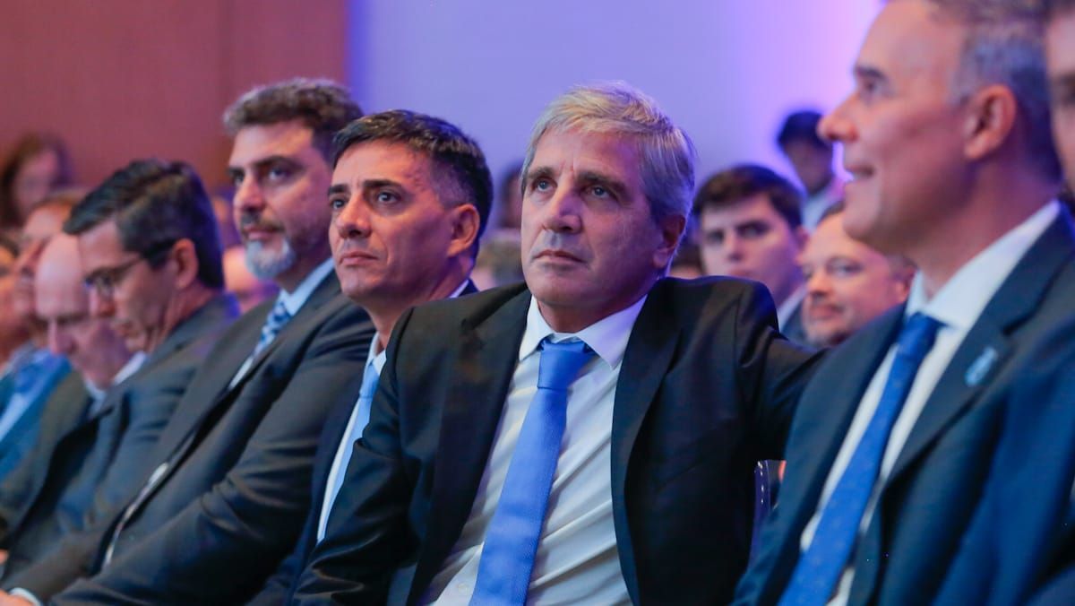 Luis Caputo escuchó atentamente el discurso de Alfredo Cornejo. Foto: Nicolás Ríos