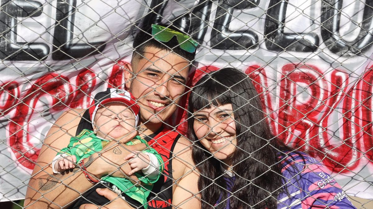 Chicos y grandes fueron a alentar al Cuzado. Chicos y grandes fueron a alentar al Cuzado.