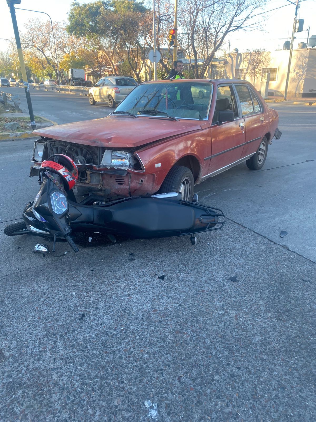 La motociclista quedó internada en estado de gravedad en el Hospital Central. La motociclista quedó internada en estado de gravedad en el Hospital Central.