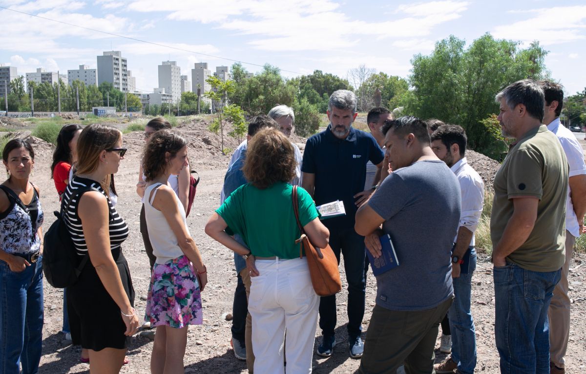 Técnicos y el municipio analizando la factibilidad del Distrito Estación Mendoza. Técnicos y el municipio analizando la factibilidad del Distrito Estación Mendoza.