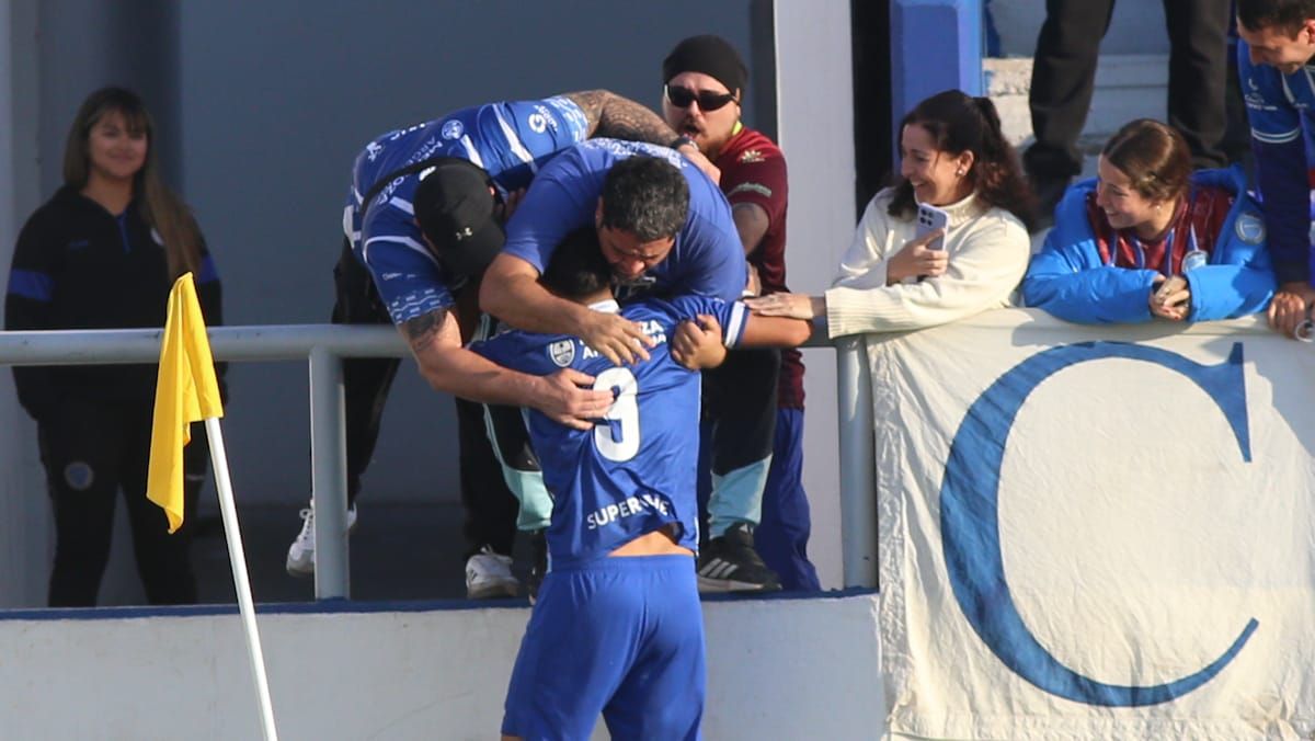 La comunión hincha-jugador a pleno. El goleador Martín Pino festejando una de sus dos conquistas a All Boys con los hinchas en la tribuna. La comunión hincha-jugador a pleno. El goleador Martín Pino festejando una de sus dos conquistas a All Boys con los hinchas en la tribuna.