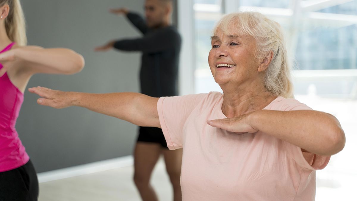 Bailar en adultos mayores: Es una actividad física y cognitiva completa que mejora el equilibrio, la fuerza, la memoria y el ánimo.