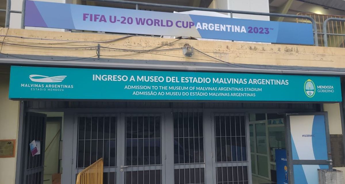 El cartel de uno de los ingresos al Malvinas Argentina permanece allí, como siempre. Arriba, un banner del Mundial Sub 20.