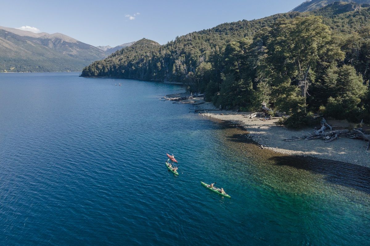 La travesía en kayak permite recorrer una de las costas de Lago Gutiérrez