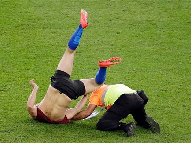 Un hincha se metió al campo de juego del Maracaná