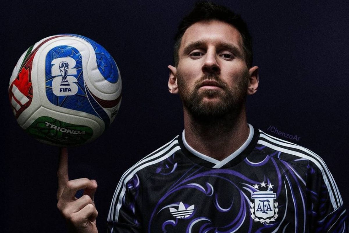 Lionel Messi con la camiseta que la Selecci&oacute;n argentina estrenar&aacute; en la Finalissima.
