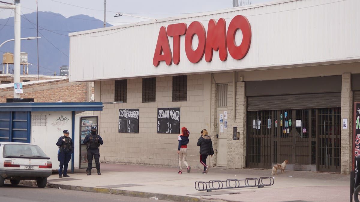 La Policía custodia este lunes el Átomo de Las Heras.