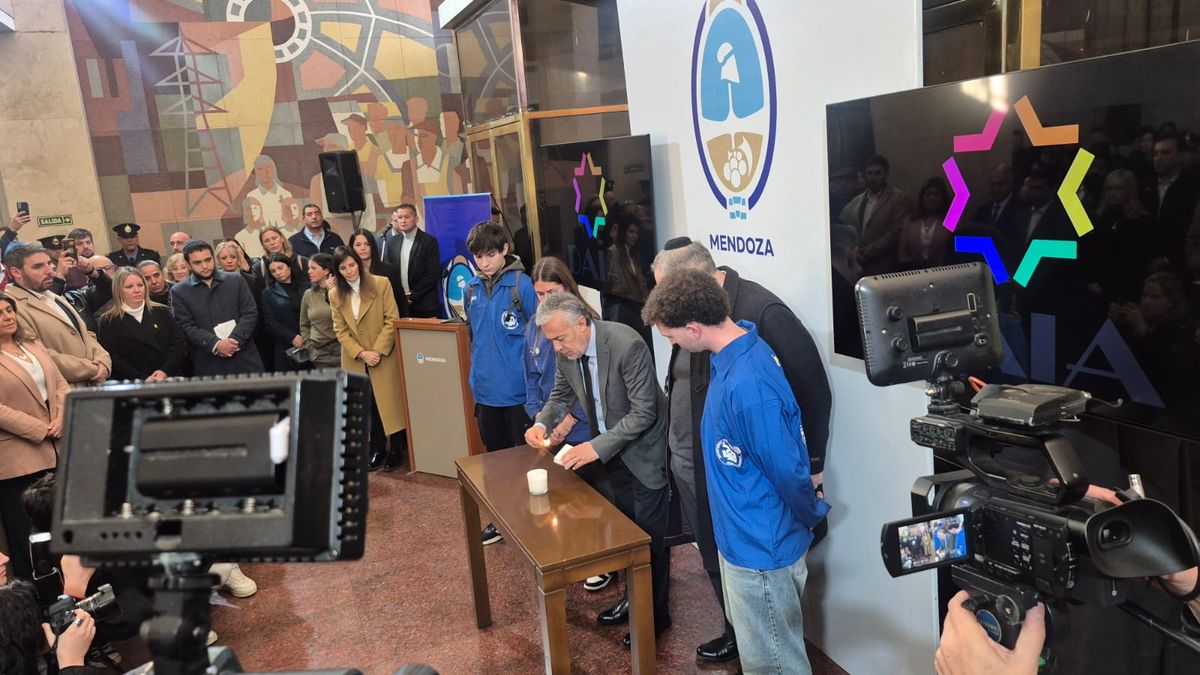 El gobernador Alfredo Cornejo durante el acto en memoria de las víctimas de la AMIA. / Pablo Gamba El gobernador Alfredo Cornejo durante el acto en memoria de las víctimas de la AMIA. / Pablo Gamba