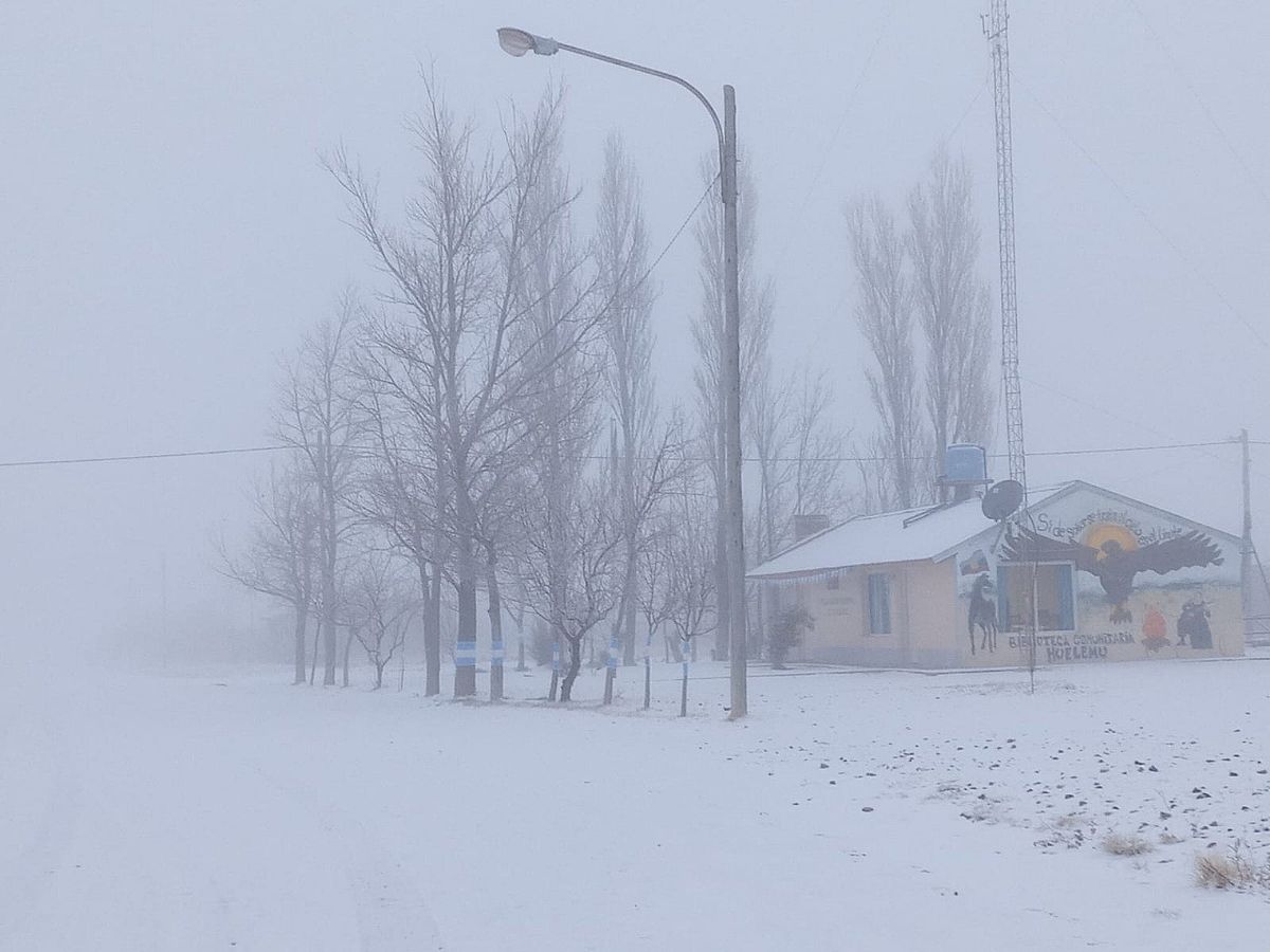 En algunas zonas de San Rafael la nieve sigue cayendo. Foto: LV4.&nbsp;