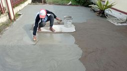 El piso de cemento genera más calor en el patio, según arquitectos.
