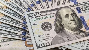 El dólar oficial cerró a la baja por cuarto día consecutivo y ya retrocedió el 3% en agosto
