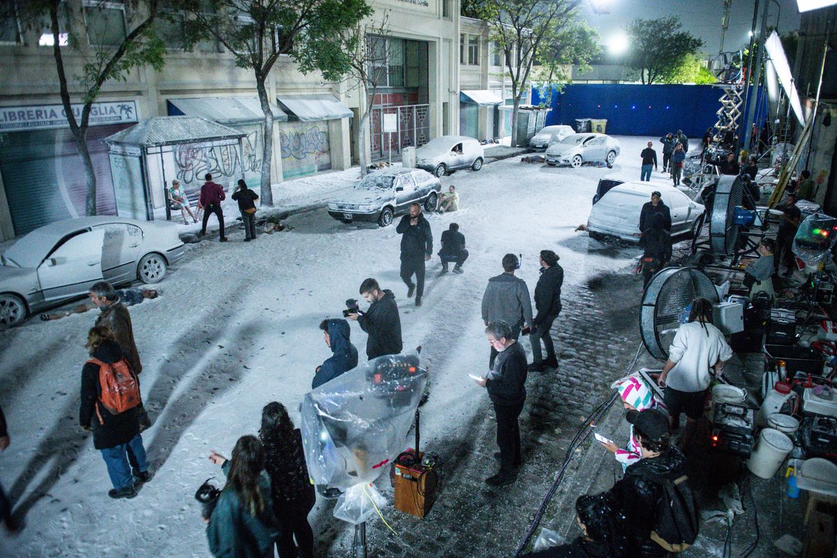 La nieve "tóxica" de El Eternauta fue el elemento clave con el que trabajó el mendocino Mauricio Mansilla Martínez para los efectos visuales de la serie. La nieve "tóxica" de El Eternauta fue el elemento clave con el que trabajó el mendocino Mauricio Mansilla Martínez para los efectos visuales de la serie.