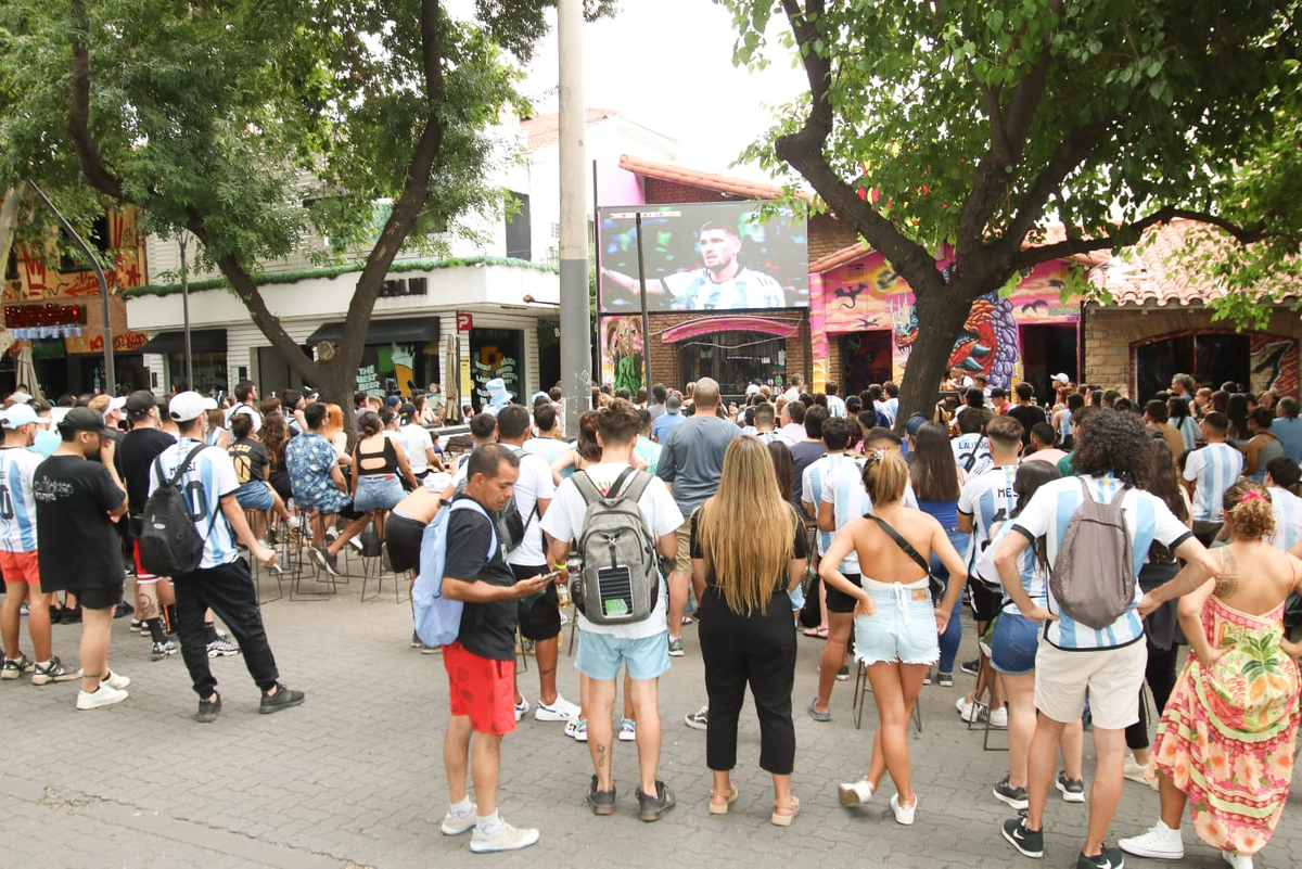 De parado y desde lejos, la pasión por la Selección en el Mundial Qatar 2022.