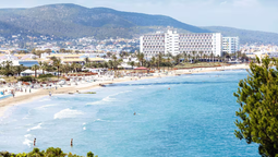 Playa den Bossa, está situada en la costa sur de Ibiza y es una de las más baratas de la isla.