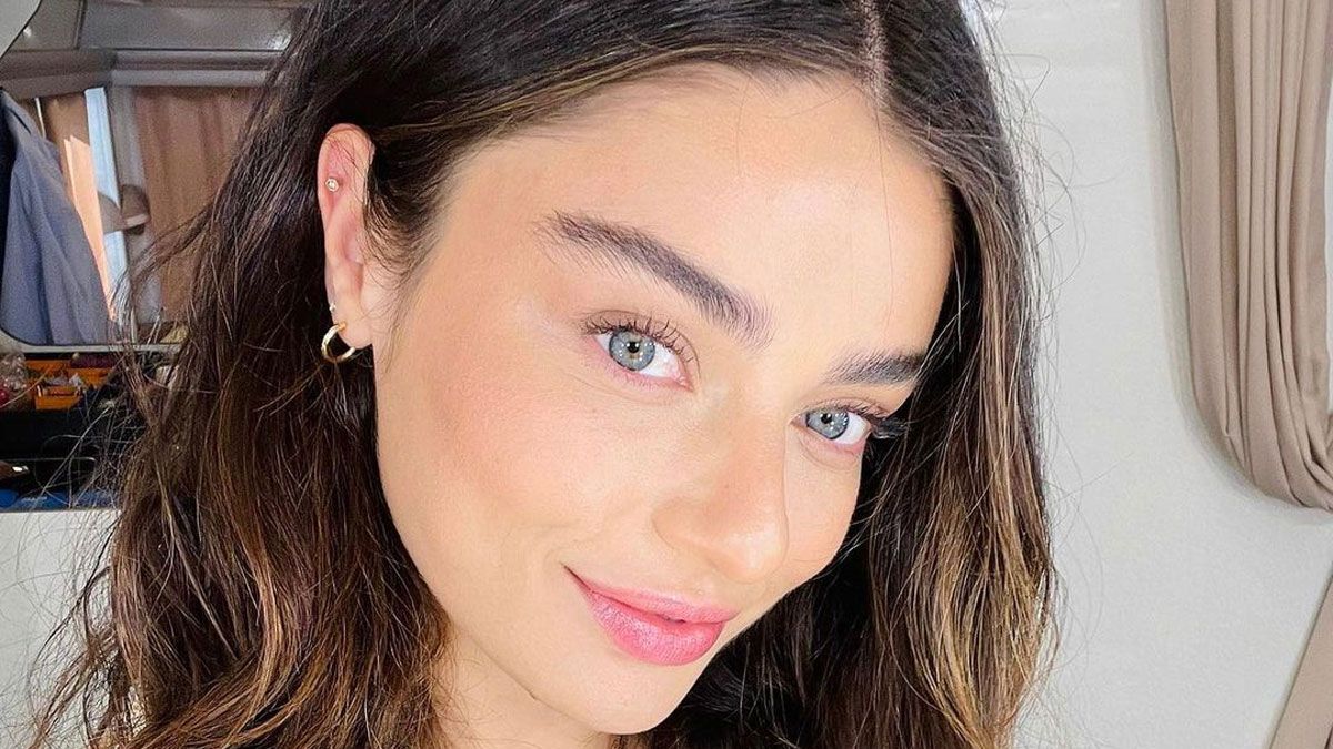 La actriz Ayça Aysin Turan interpreta a Sahra en la película de Netflix.