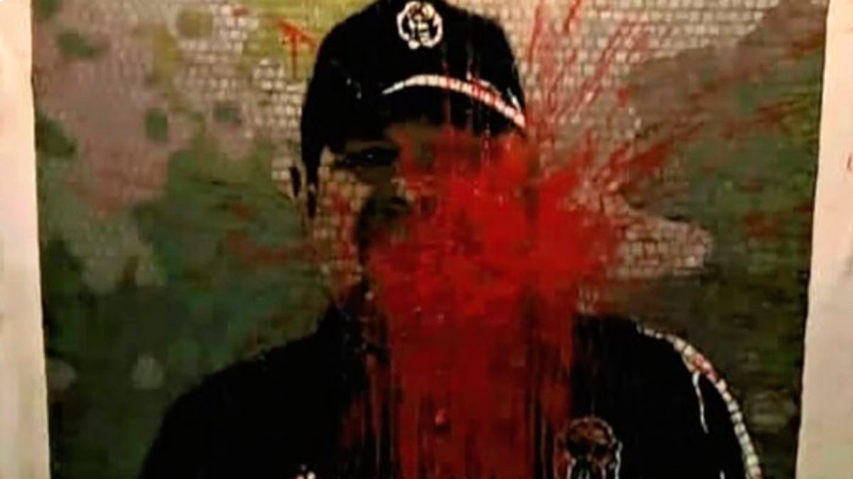 Así quedó el mosaico de Diego Maradona en el estadio de Gimnasia y Esgrima La Plata que sufrió vandalismo por parte de inadaptados que lo mancharon con pintura.