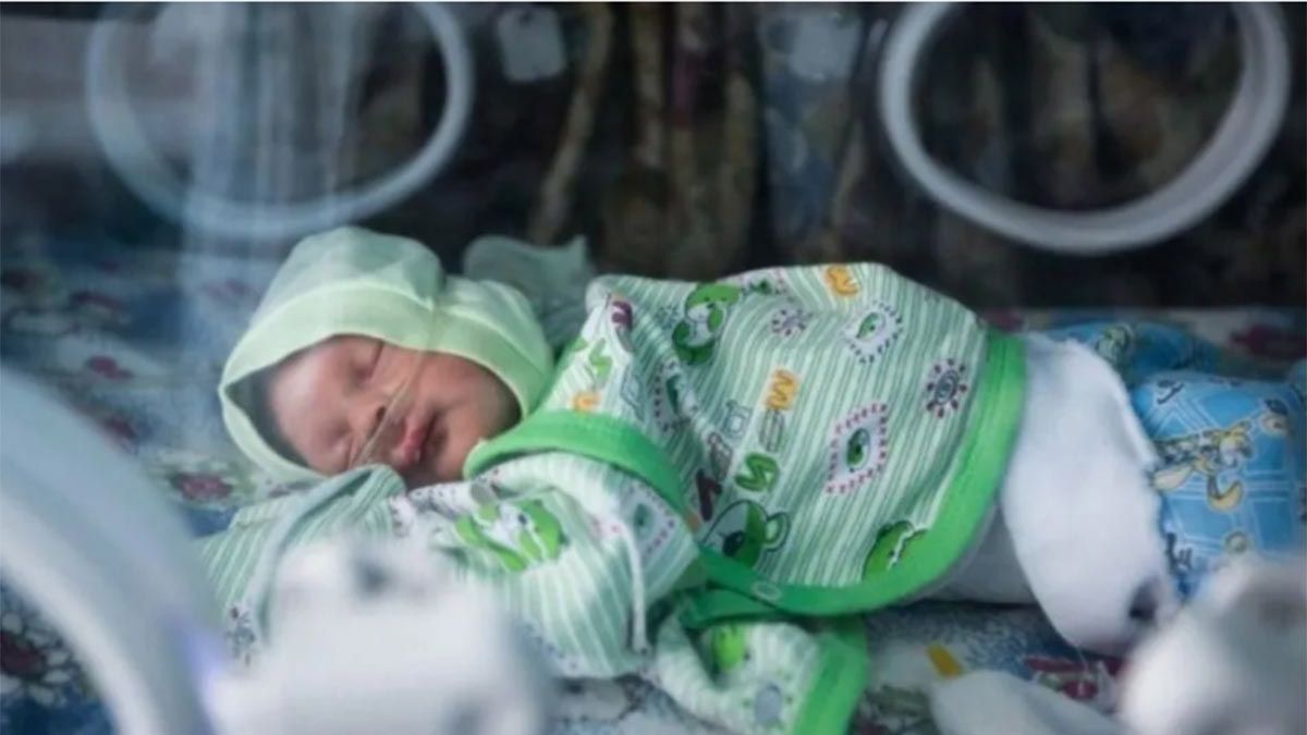 Su esposa murió dando a luz y necesita ayuda para su beba prematura